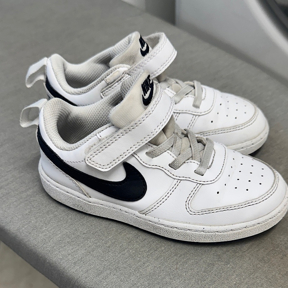 Nike kids court low top  sneakers  sz 10